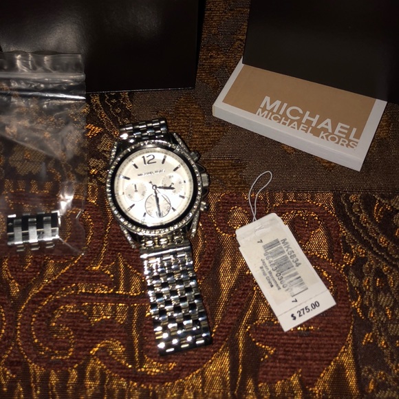 🌼🌸Michael Kors🌼🌸
Silver Chronograph Watch - Picture 3 of 8